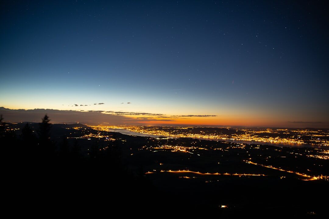 Blick auf die Skyline von Zürich am Abend mit Blick auf den See